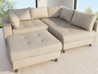 Угловой диван с подушками