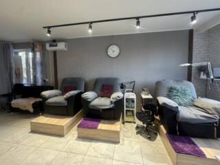 Уютное, комфортное и стильное помещение с универсальным дизайнерским .