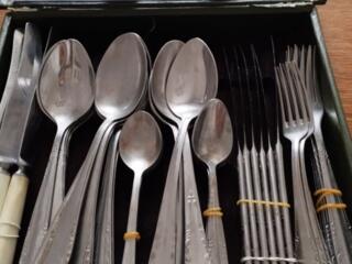 Нержавейка, есть и мельхиоровые.