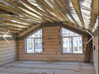 Продам двухэтажный кирпичный таунхаус в Лесках.