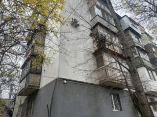 Предлагается в продажу однокомнатная квартира под ремонт в районе 5я .