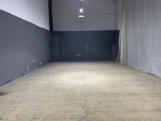 В центре. Танцы, спорт, и т п.