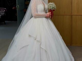 Продам свадебное платье. Размер S–M.