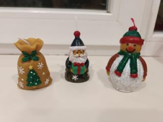 Продаются свечи из пчелиного воска.