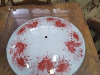 Люстры, настольная лампа - по 400 л., плафоны - по 50 л.