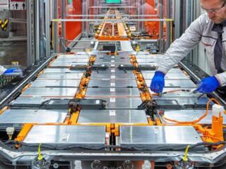 Завод LG приглашает на работу мужчин.