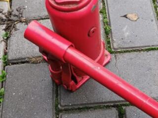 Продам домкрат 5 т. 350 руб.