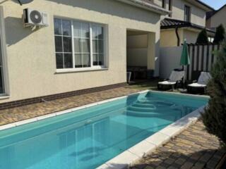 Предлагается к продаже современный 2-этажный дом с бассейном в уютном 