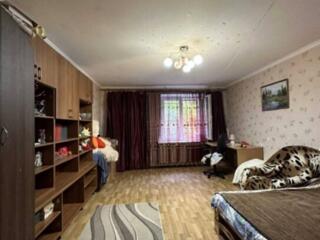 В продаже просторная трехкомнатная квартира на Таирова. Общая площадь 