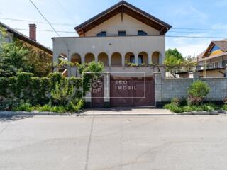 Se vinde casă cu 5 dormitoare în or. Codru, str. Sfântul Gheorghe. ...