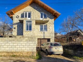 Se vinde casă (vilă)  la intrare în satul Ghidighici, mun. Chișinău. .