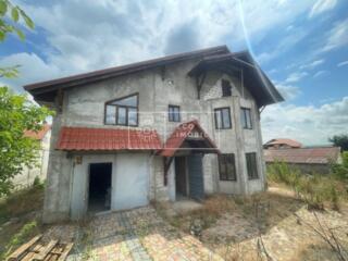 Se oferă spre vânzare casă spațioasă în 2 niveluri, situată în ...