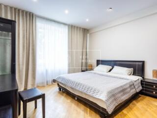 Vă propunem spre chirie apartament cu 3 odăi și living, amplasat în ..
