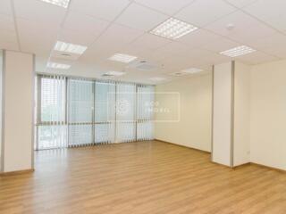 Se oferă spre chirie oficiu în Business Centru, amplasat pe strada ...