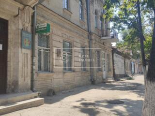 Se oferă spre chirie spațiu pentru birou, amplasat pe prima linie, în 