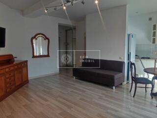 Se oferă spre chirie un oficiu pe prima linie, pe str. Vasile ...