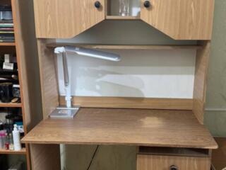 Стол письменный б/у со шкафчиком над столом
