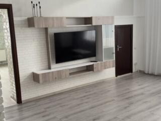 Сдается 2 комн, студия кухня Центр, м-н Южный Ларионова 45, 10 этаж.