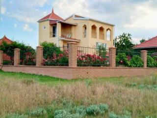 В продаже 2-этажный красивый дом с ремонтом в Кошарах с великолепным .