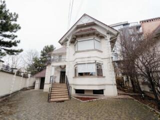 Se oferă spre chirie spațiu comercial în 3 nivele, amplasat ...