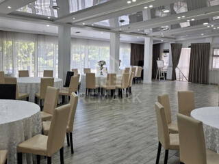 Chirie spațiu comercial la prima linie, 400 mp vis-a-vis de parc! ...