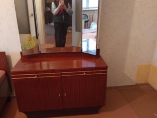 Продам трюмо с зеркалом и тумбочку от спального гарнитура