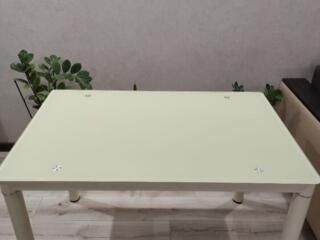 Стеклянный стол