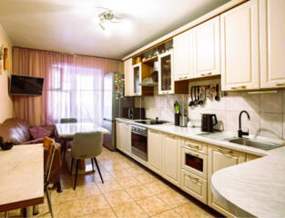 Продаётся трёхкомнатная квартира. Дарницкий район, улица Драгоманова, 