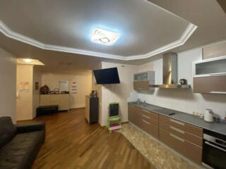 Продаётся трёхкомнатная квартира. Дарницкий район, улица Драгоманова, 