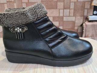 Продам женские ботинки