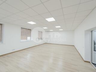 Se oferă spre chirie oficiu amplasat într-un bloc secundar ...