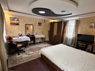 Часть дома. Возле магазина Манго.