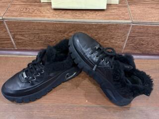 Кроссовки р. 38 б/у женские зимние на цигейке натуральная кожа Tucino