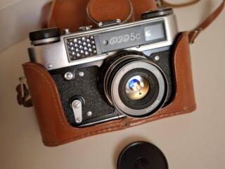 Продам недорого старые фотоаппараты, фотоувеличитель и фотовспышку.