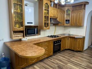 Кухня в отличном состоянии, 3.50 м, встроенная техника остаётся