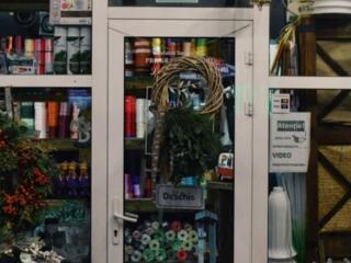 ЧЕСТНАЯ ВАКАНСИЯ — продавец упаковки и аксессуаров для флористики