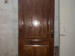 Деревянная дверь