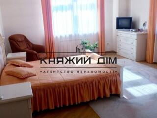 Пропонується в оренду 3-х. кімнатна, роздільна квартира на Печерську .