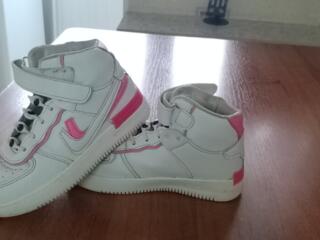 3 пары обуви на девочку 150 руб.