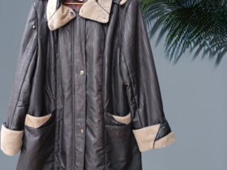 Демисезонная куртка пальто отделка под нутрию с капюшоном батл