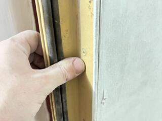 Входная прочная металлическая дверь