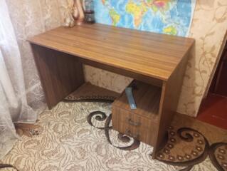 Продам стол, полки, кровать.