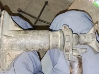 Домкрат и ключ