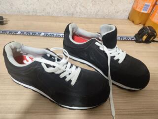 Продается новая рабочая обувь, цена восемьсот пятьдесят рублей, металл в