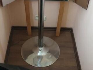 Стеклянный столик, высота 1 м, Б/у стекло съёмное, крепится на