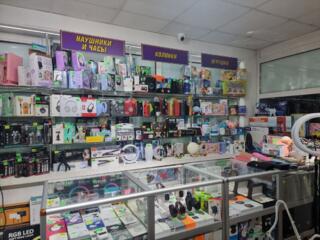 Продавец в магазин Аксессуаров для телефонов на Зеленый рынок