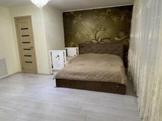 Продается в самом центре Тирасполя пол дома с гаражом и строениями