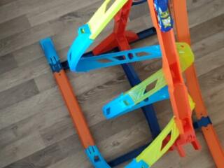 Продам трассу Hot Wheels c машинкой в коробке в подарок