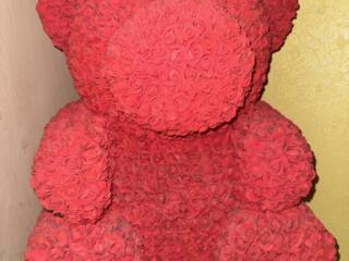 Продам Мишку из мелких красных роз