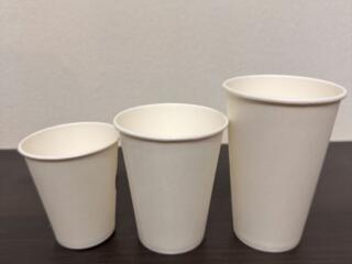 Новые бумажные и пластиковые стаканчики и крышечки